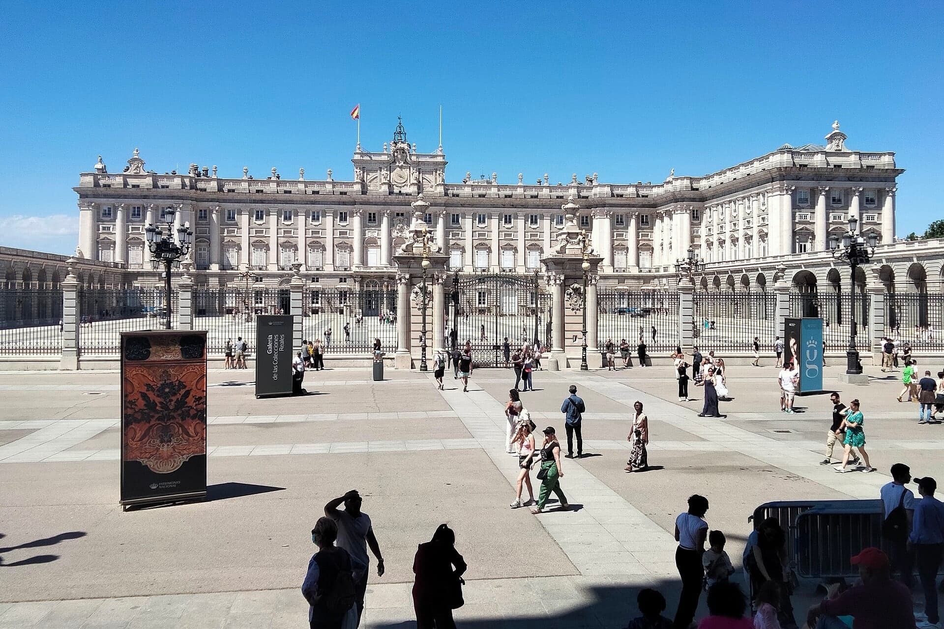 Plaza de la Armería: Palace and Cathedral Face to Face