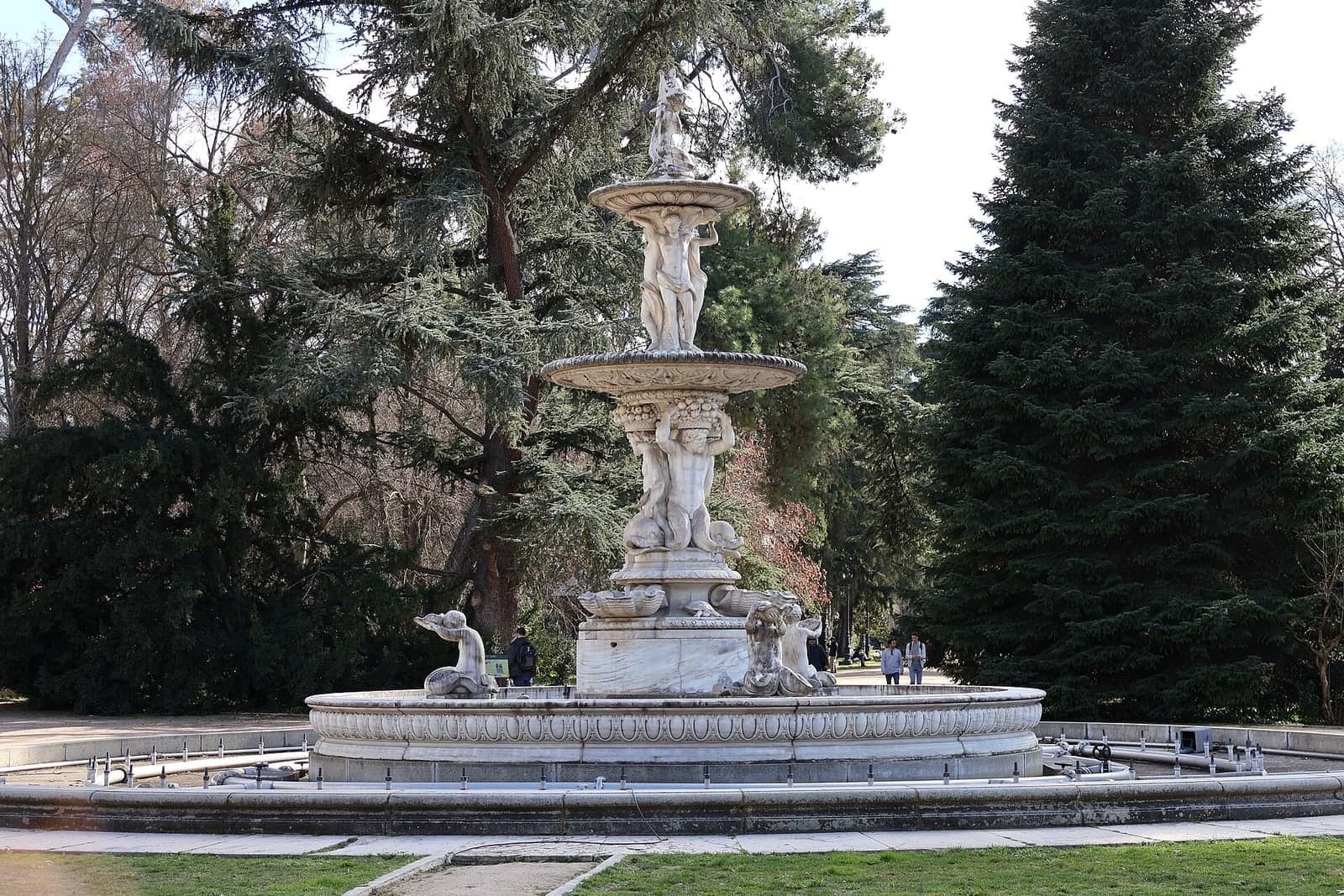Fuente de las Conchas: The Palace's Tall Side