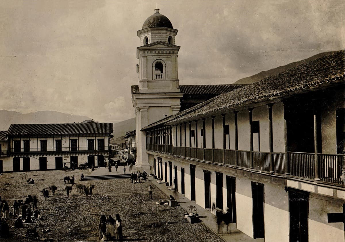 Parque de Berrío & Basílica de la Candelaria