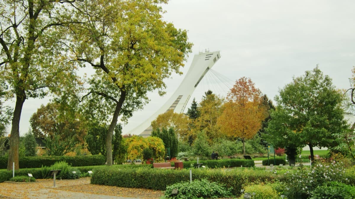 Tour de Montreal: The Inclined Mast