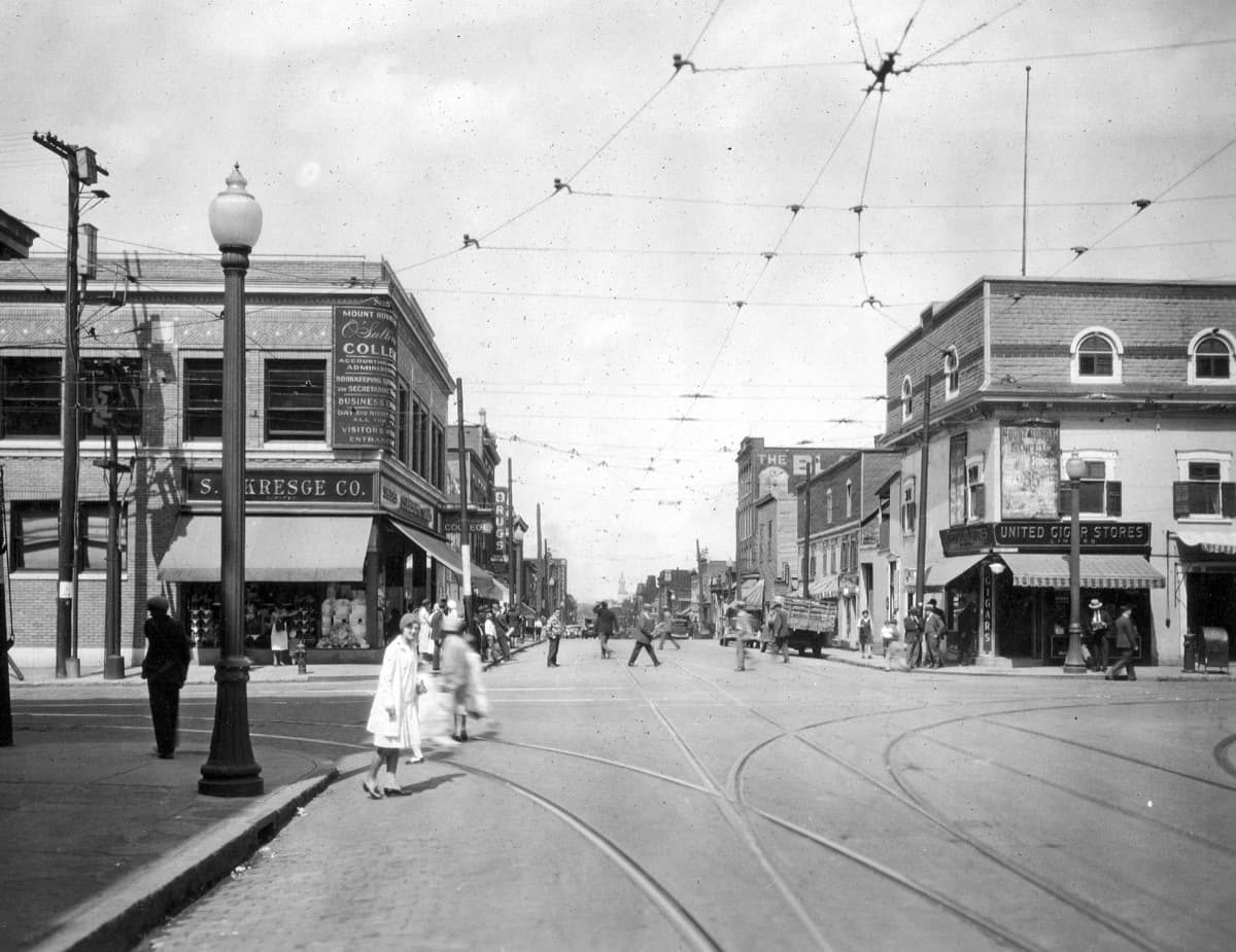 Saint-Laurent at Mont-Royal: The Dividing Line