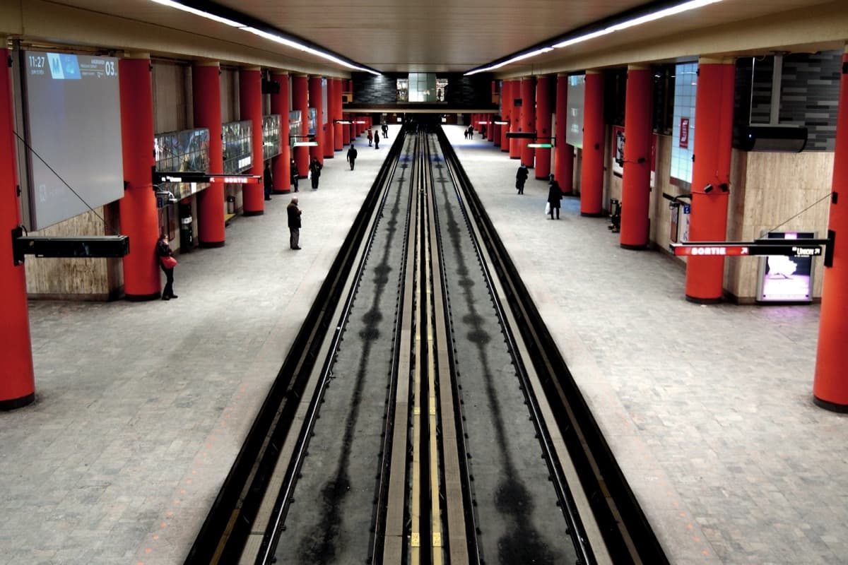 Métro McGill: The Spine