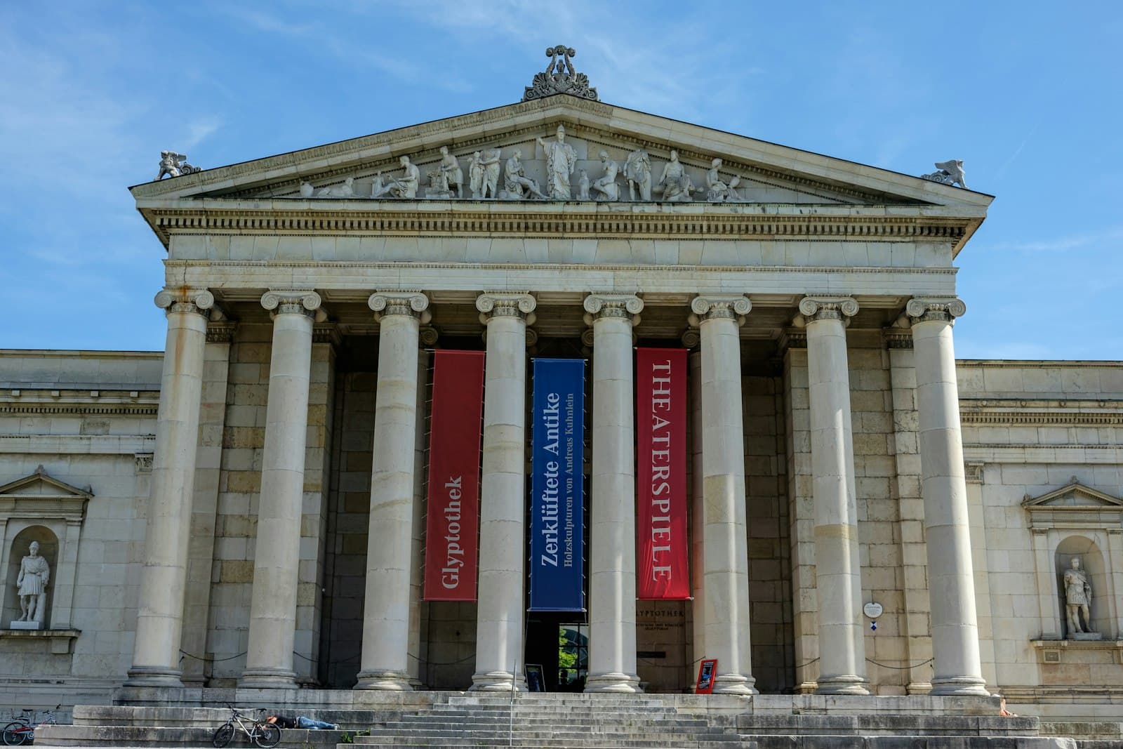 Königsplatz: The Movement and the Rose