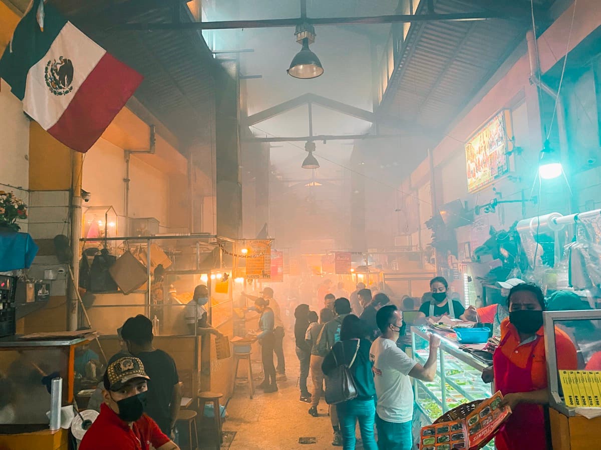 Mercado 20 de Noviembre & Pasillo de Humo