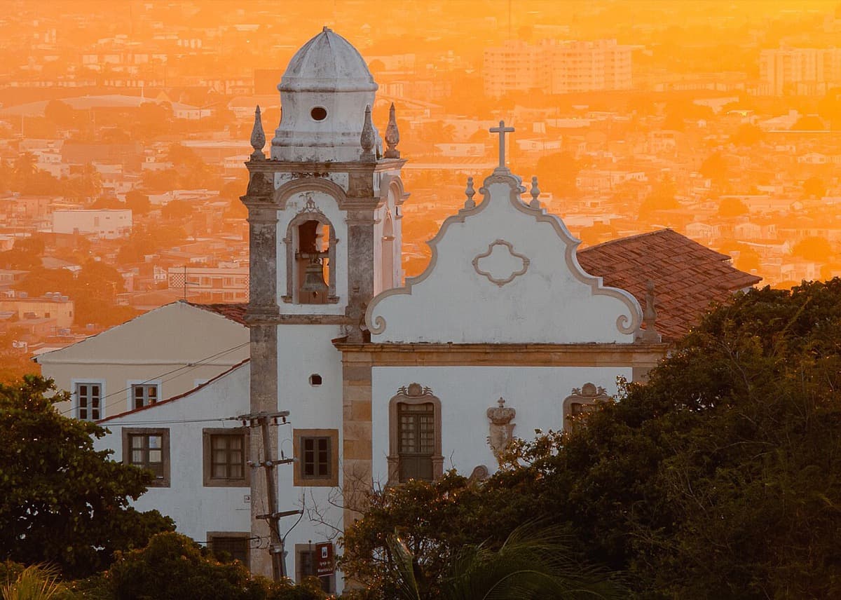 Igreja da Misericordia: Blue Tiles and a Gilded Chapel