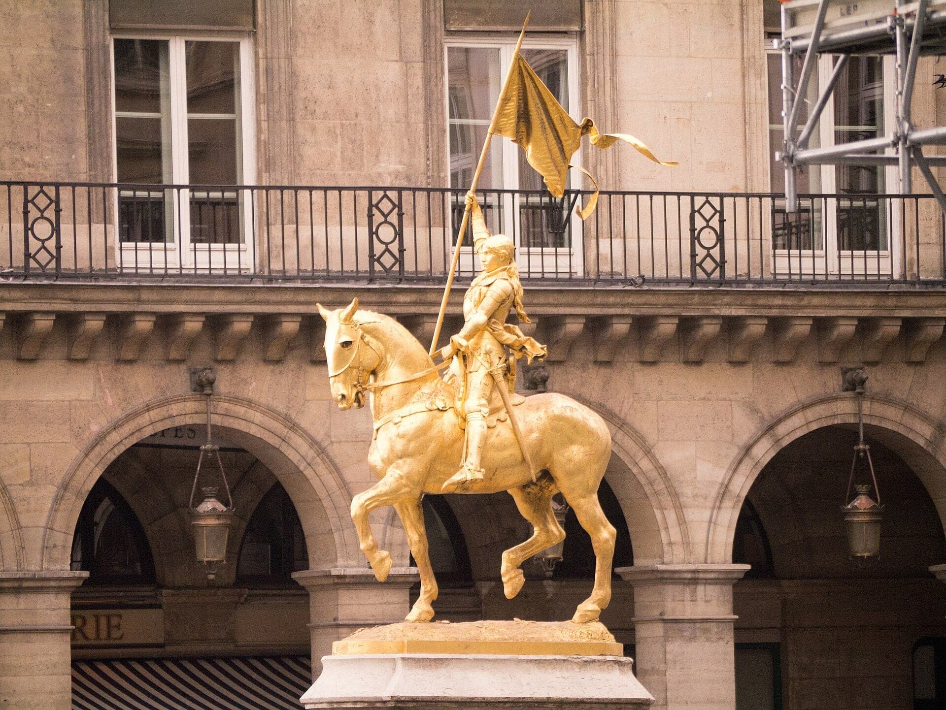 Place des Pyramides: Joan of Arc in Gold
