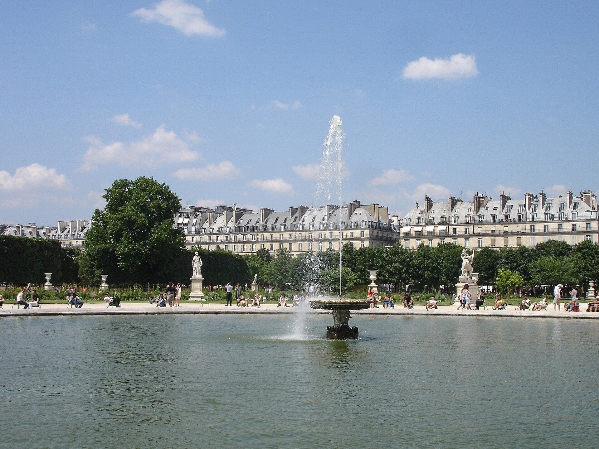 Grand Bassin Rond: Standing on the Line