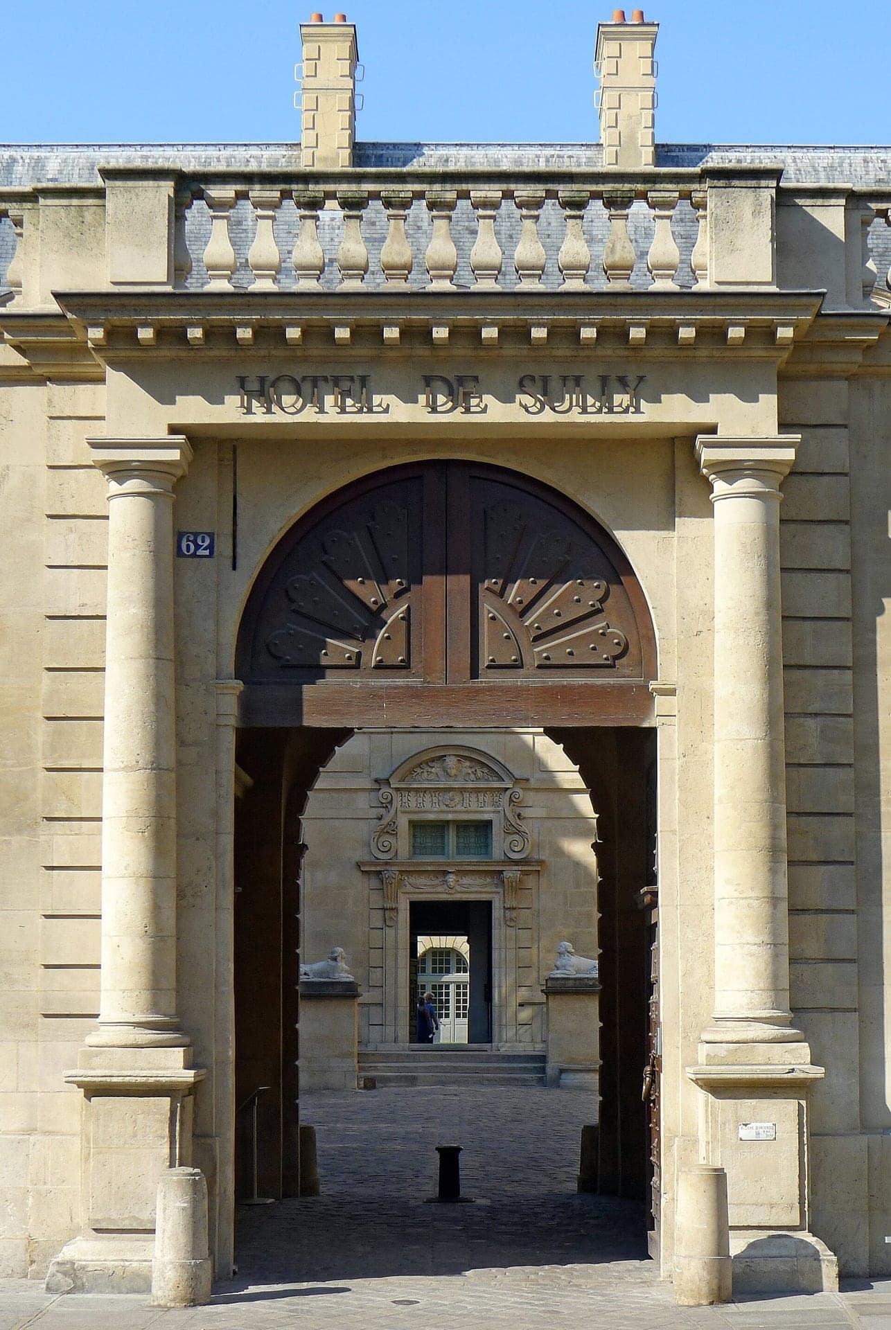 Hôtel de Sully: Between Courtyard and Garden