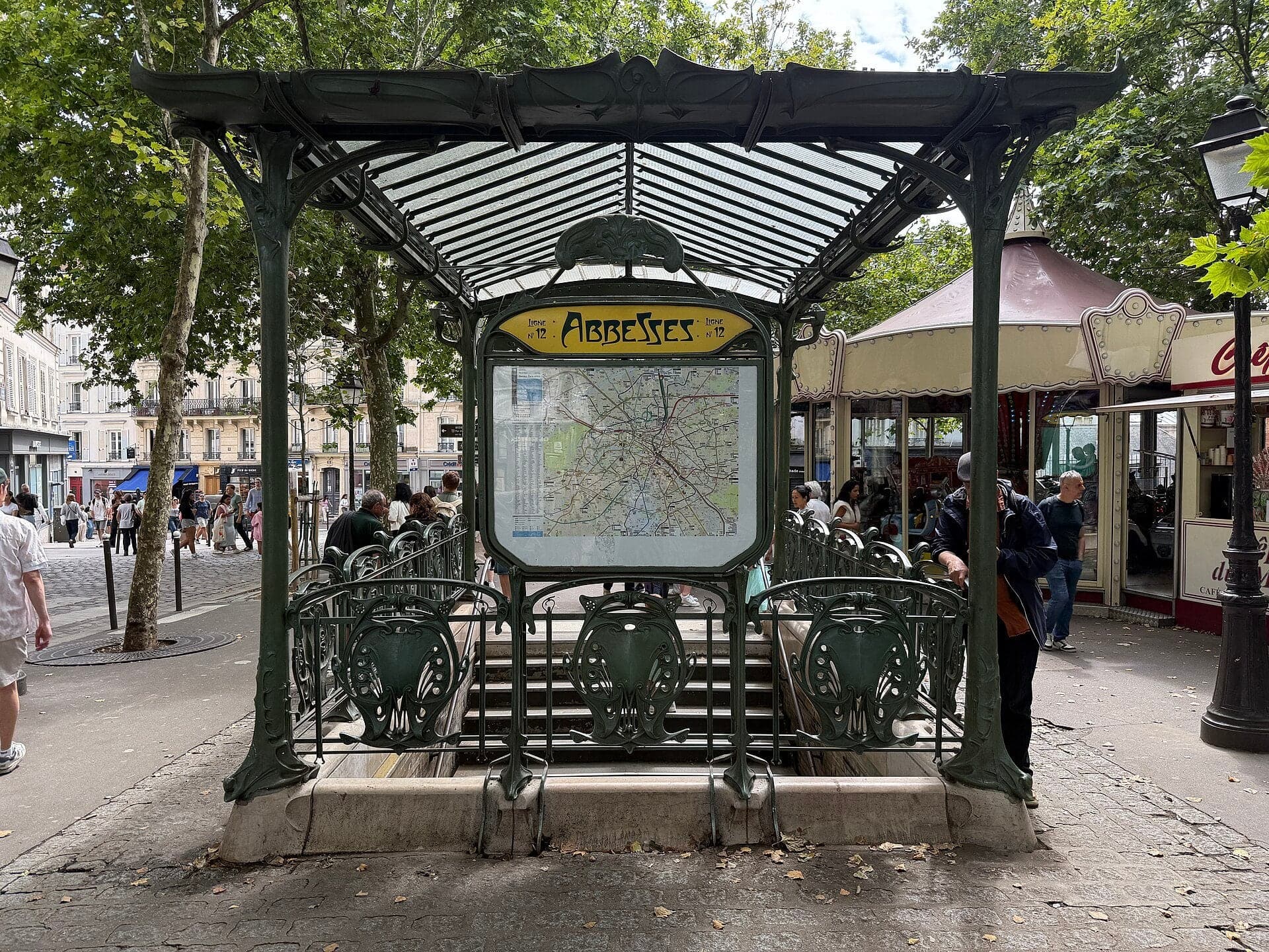 Place des Abbesses: The Entrance That Moved