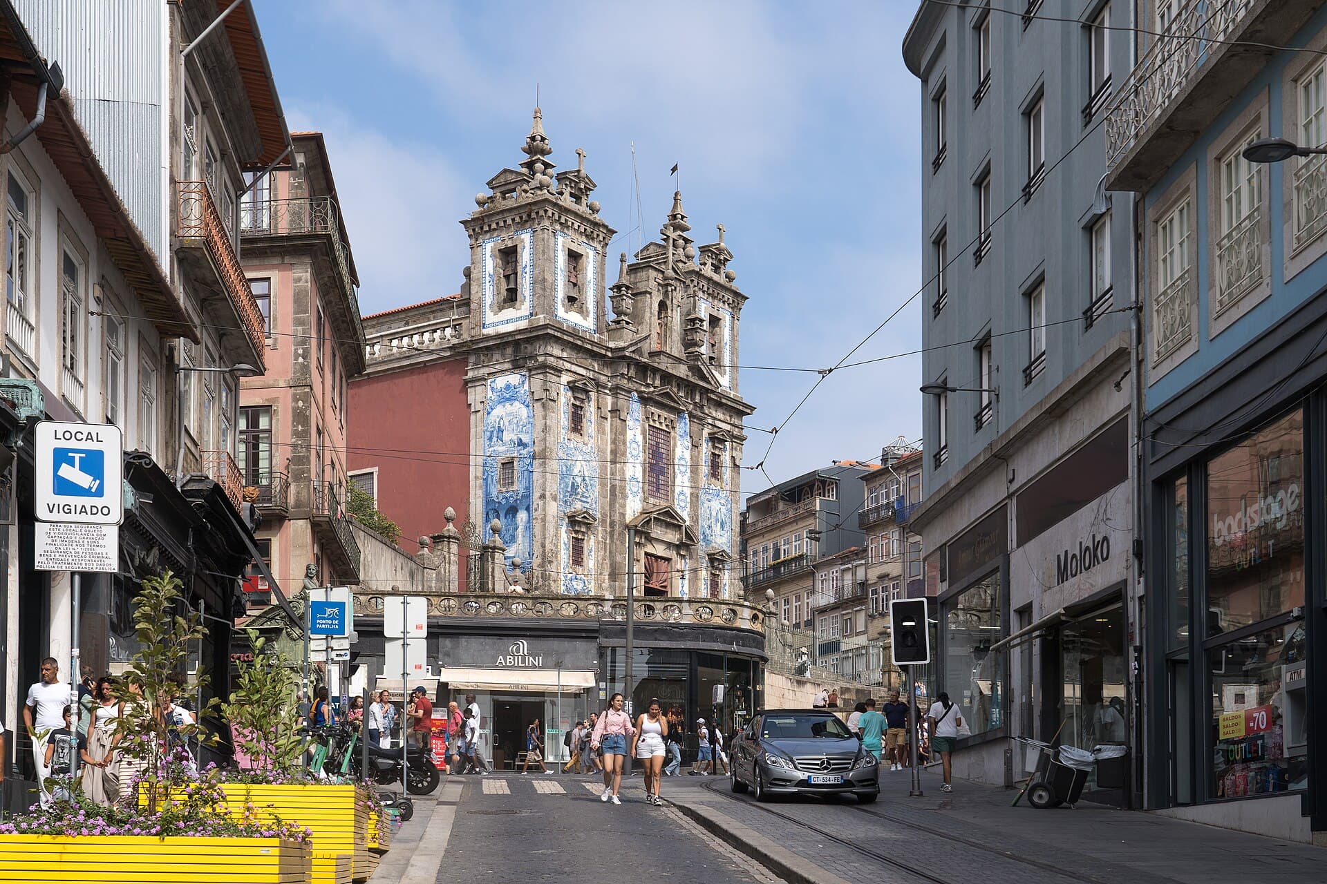 Igreja de Santo Ildefonso: The Painter Who Points Ahead
