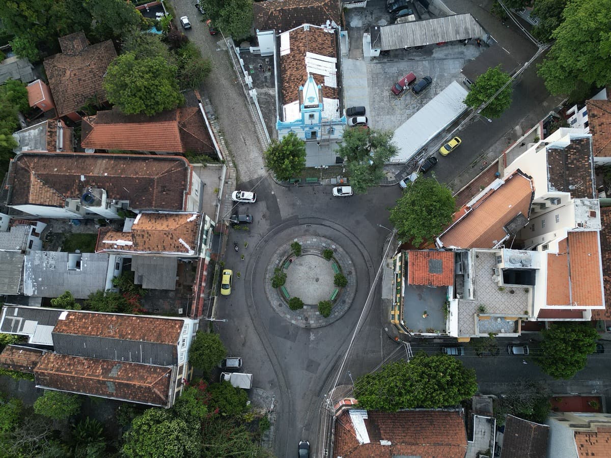 Largo das Neves: The Hill Exhales