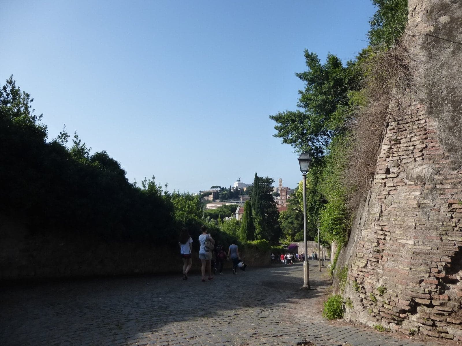 Clivo di Rocca Savella: The Fortress Lane
