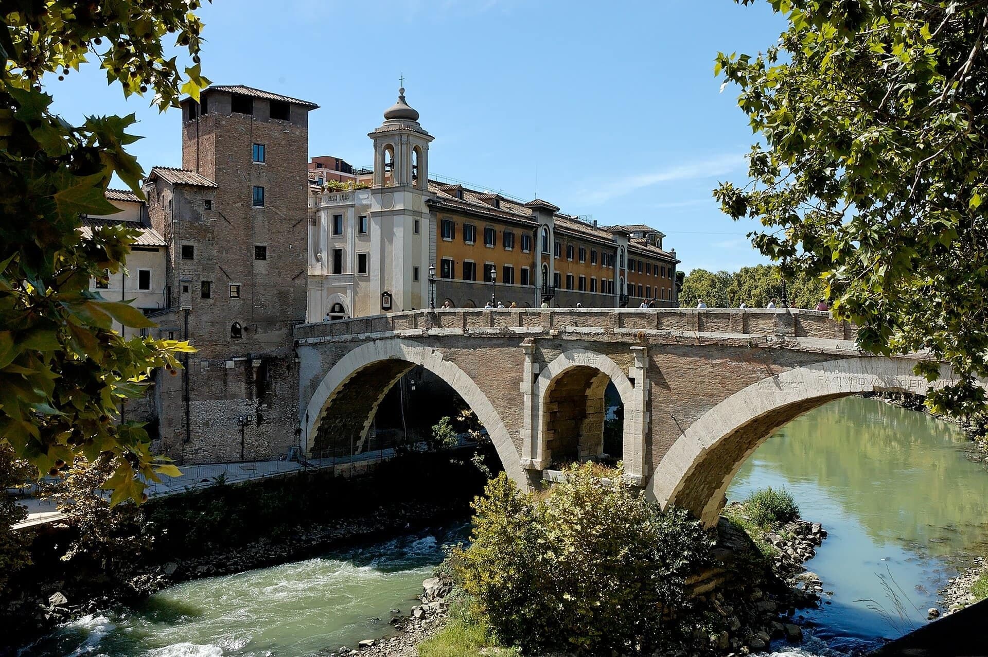 Ponte Fabricio: The Bridge of Four Heads
