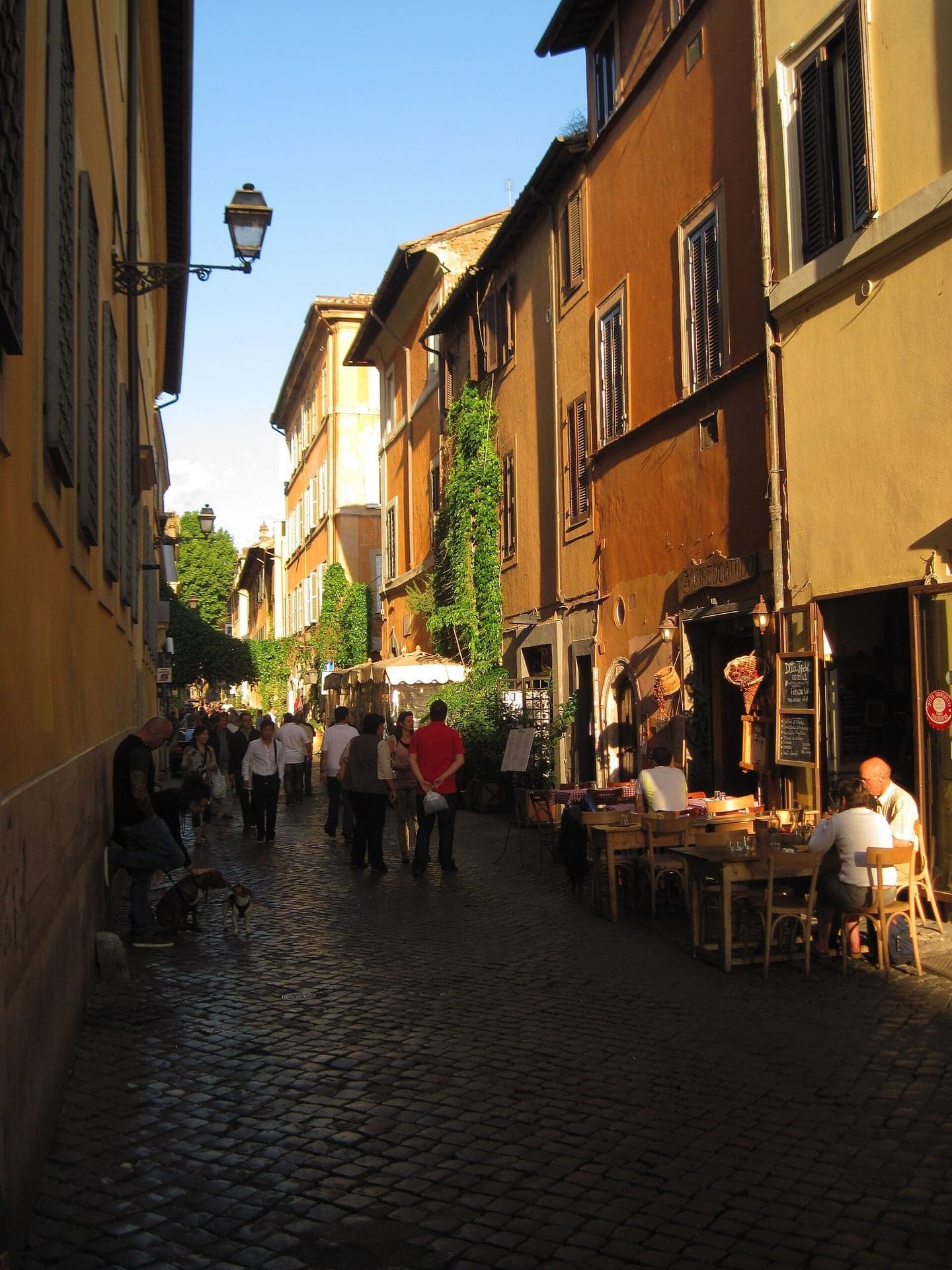 Via della Lungaretta: The Street Cut in Two