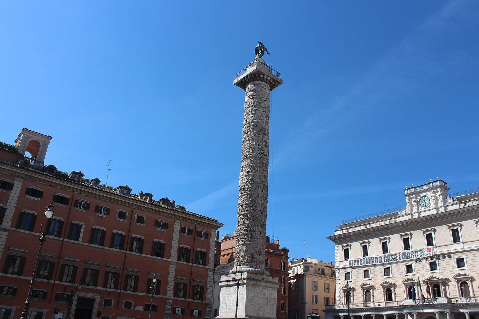Piazza Colonna: A Column That Reads Upward