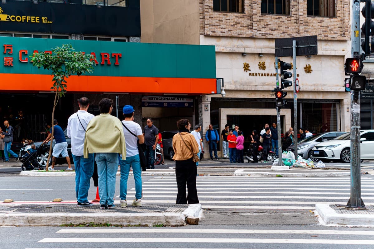 Rua Galvão Bueno: Crossing Into the Living Quarter