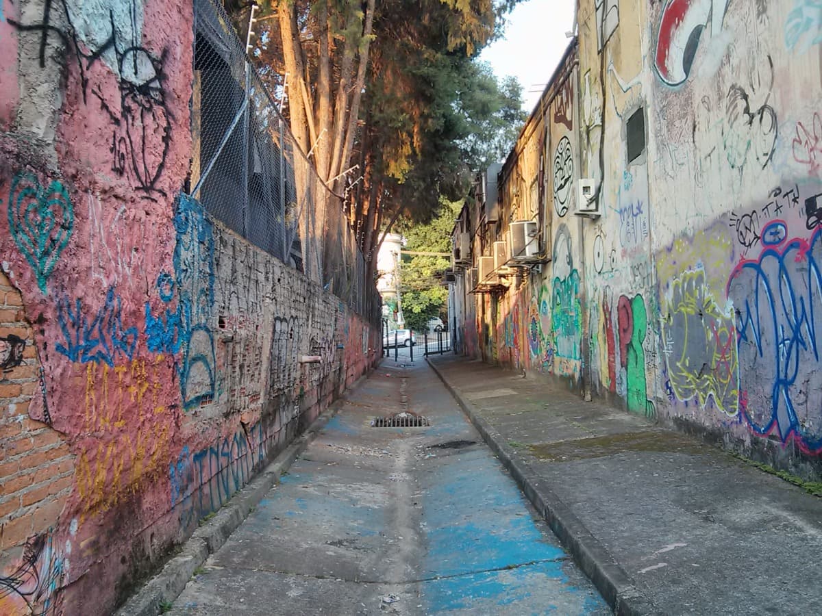 Beco do Aprendiz: The Alley Over a Buried Stream