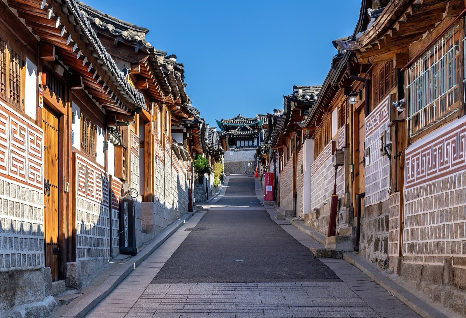 Bukchon-ro 11-gil: The Most Photographed Lane in Seoul, and the Curfew That Guards It