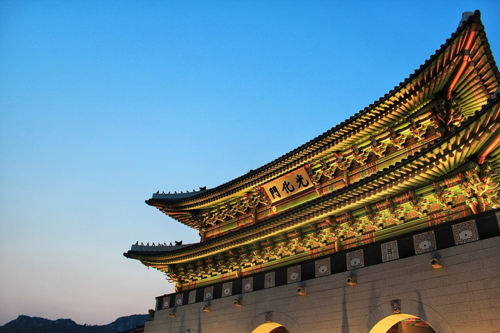 Gwanghwamun Gate and Square: the threshold of the axis