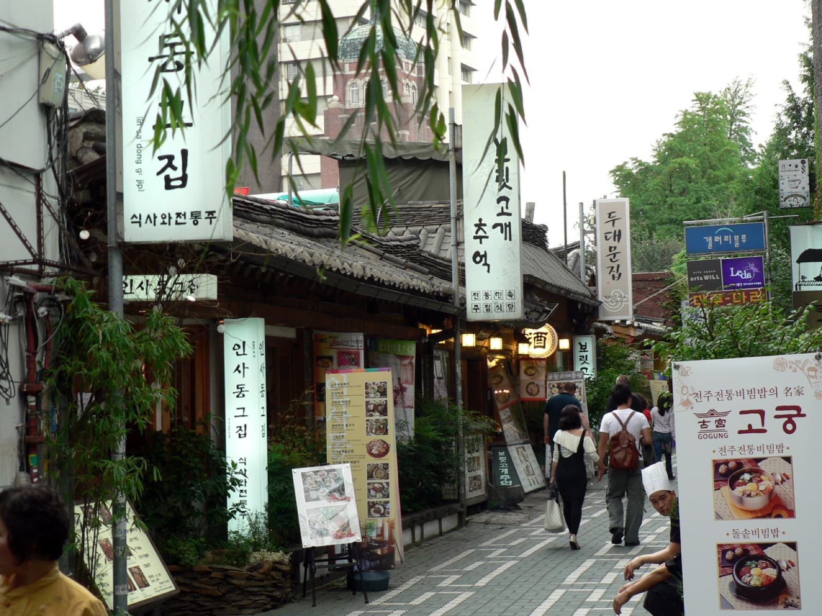 Insadong-gil: Reading Seoul's Craft Quarter One Shop Window at a Time