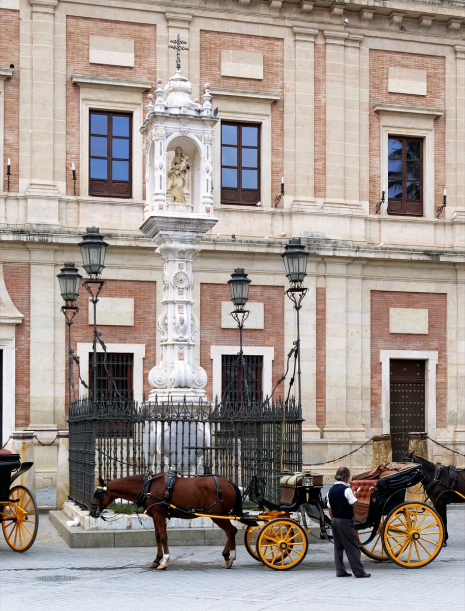 Plaza del Triunfo: The Square That Unites Three Civilizations