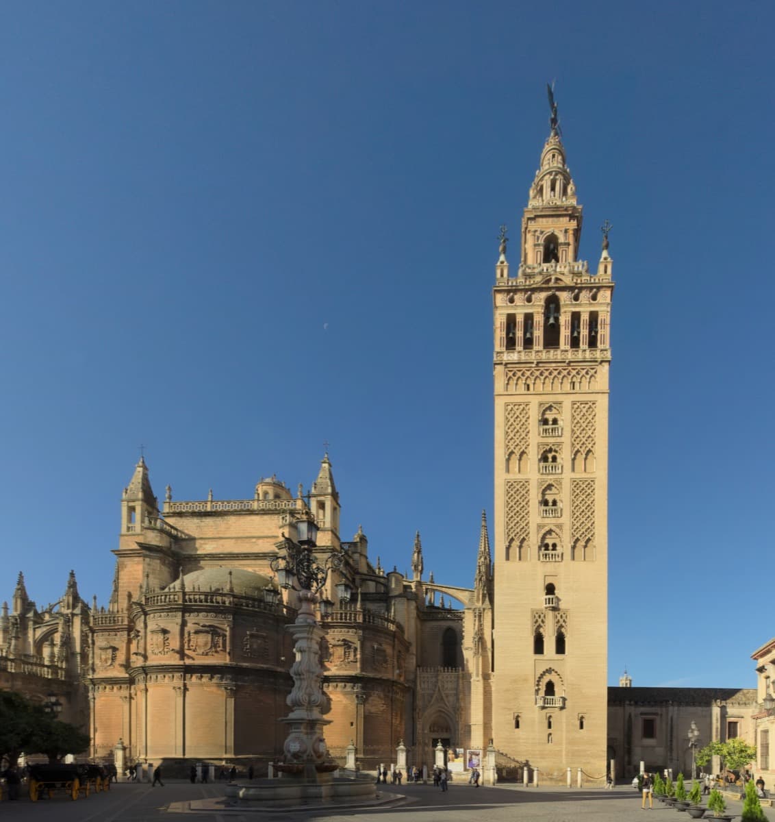 The Giralda: A Minaret That Became a Bell Tower Without Being Torn Down