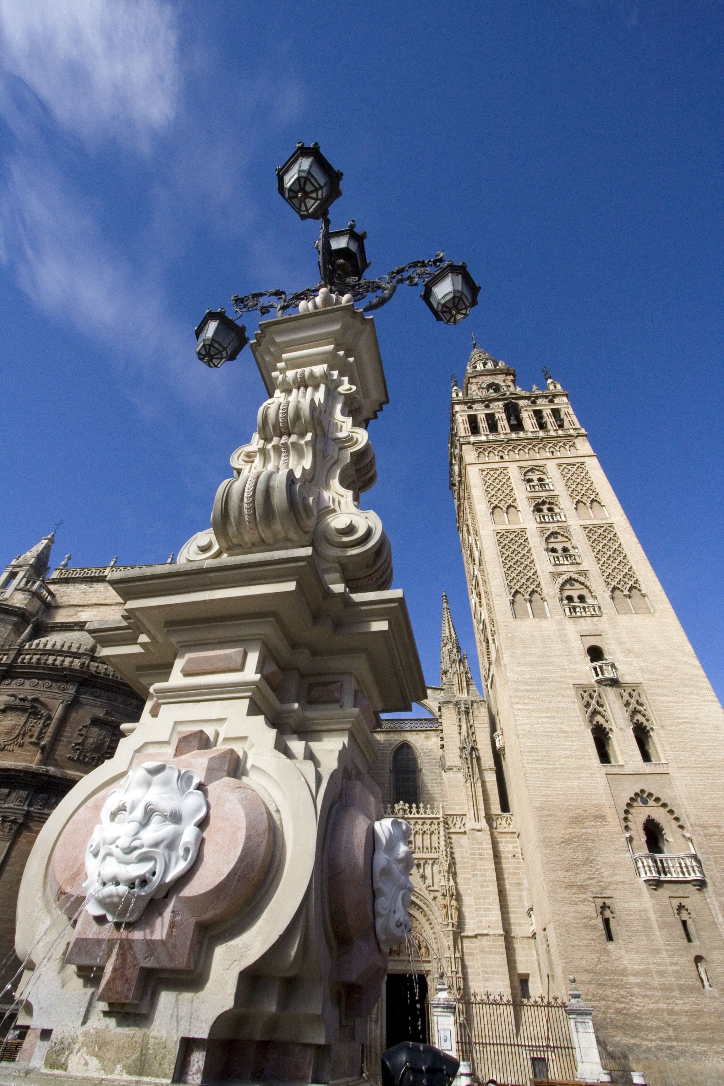 The Giralda: A Minaret That Became a Bell Tower Without Being Torn Down
