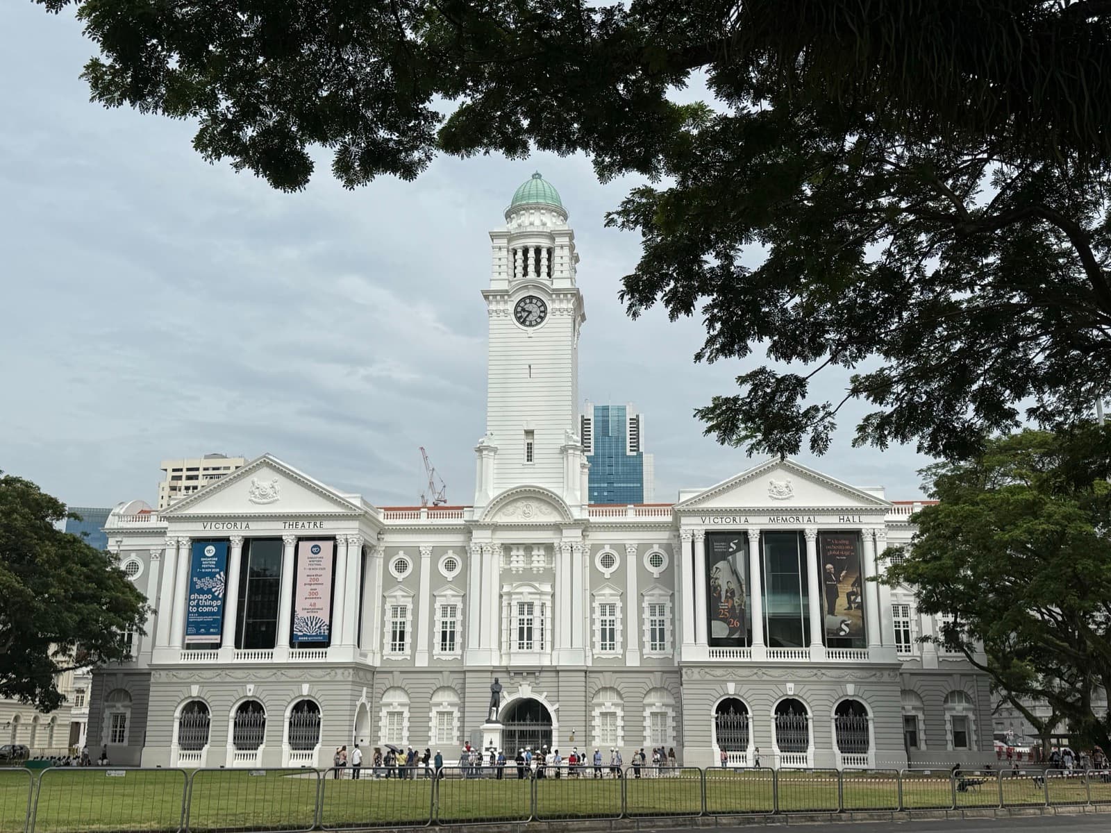 Reading Singapore Neighbourhood by Neighbourhood: From the Founding River to the Supertrees