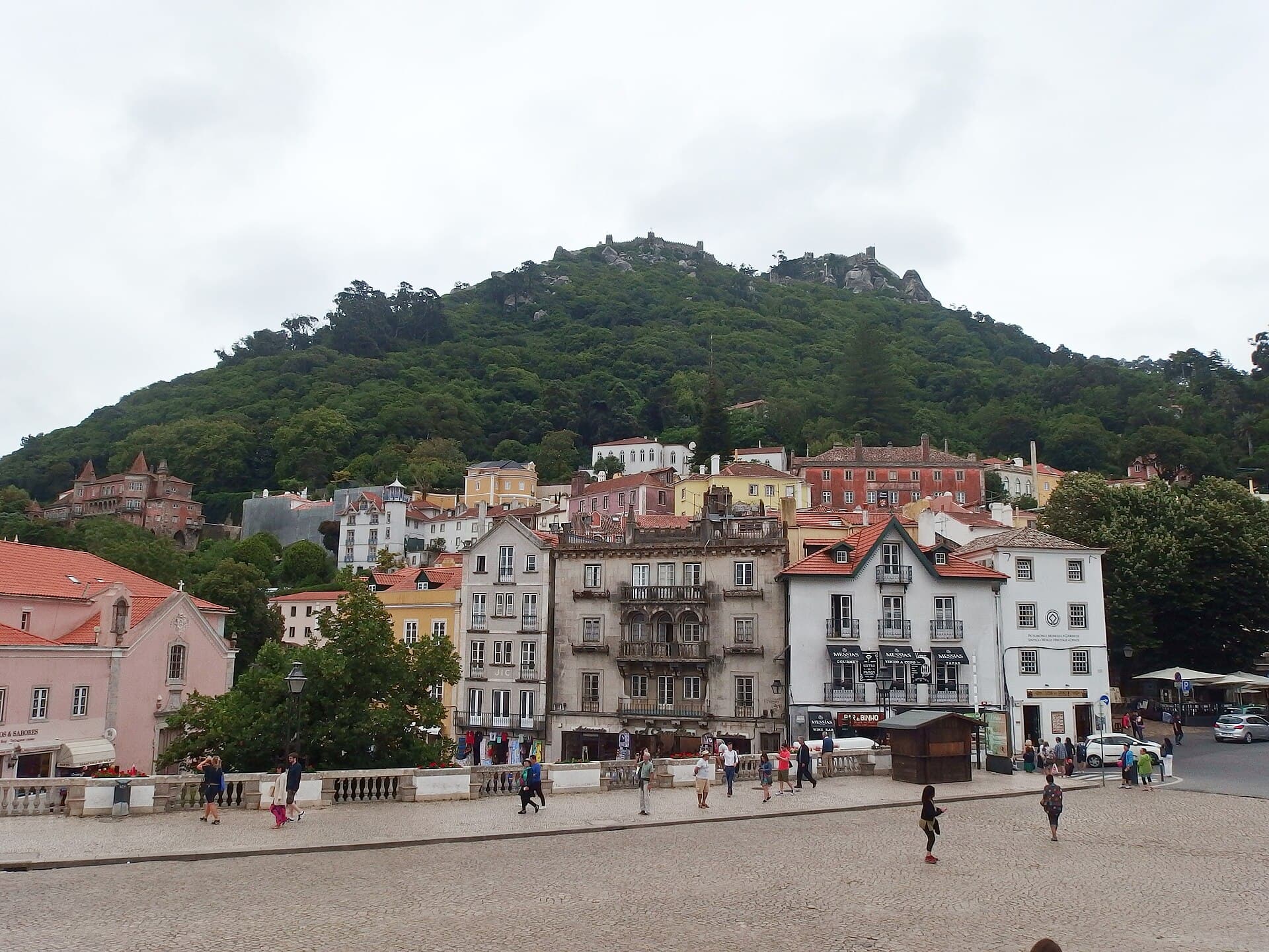 Largo Rainha Dona Amelia: The Heart of the Old Vila