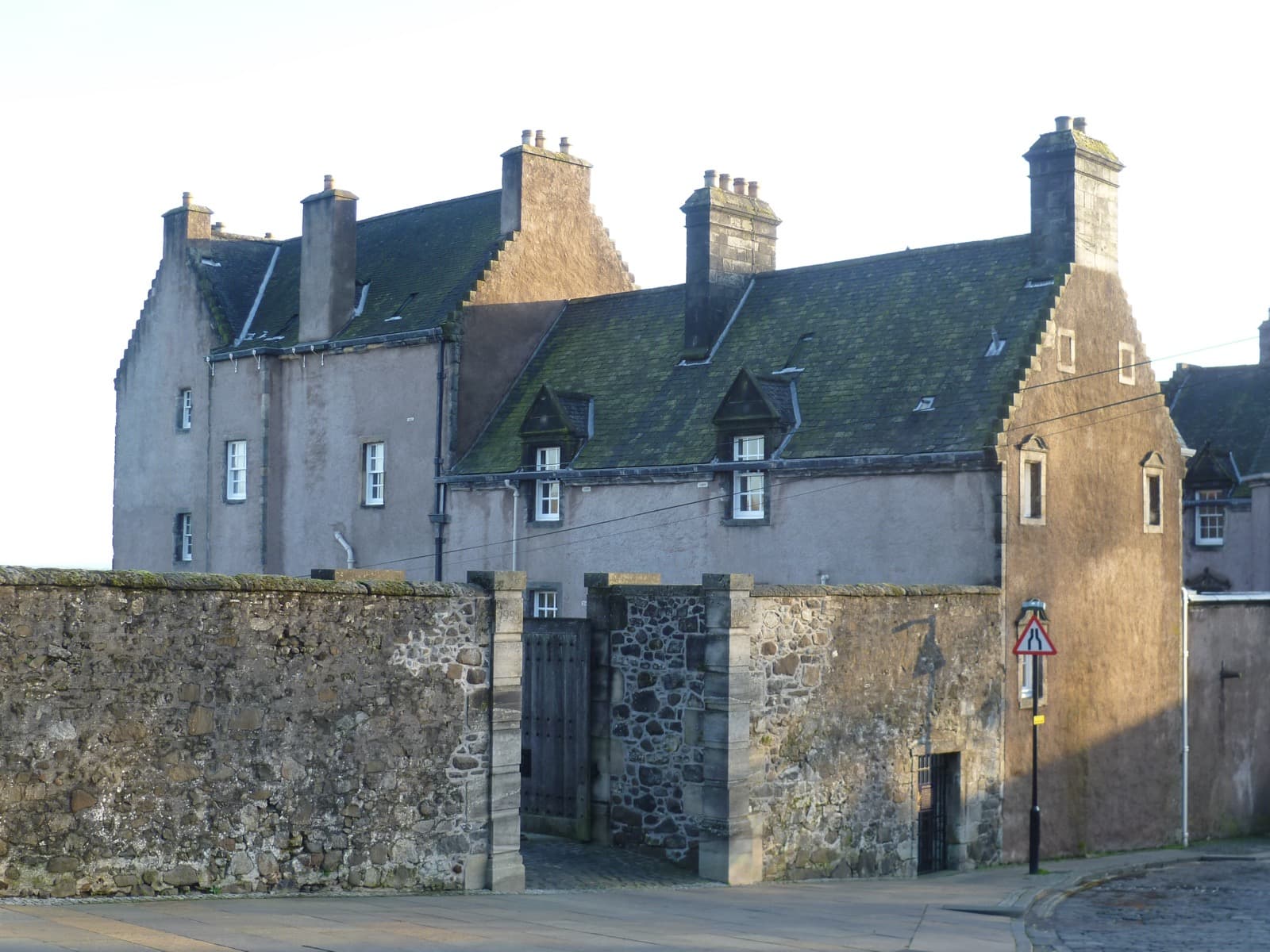 Stirling Travel Guide: Days, Transport, Fees, and Safety