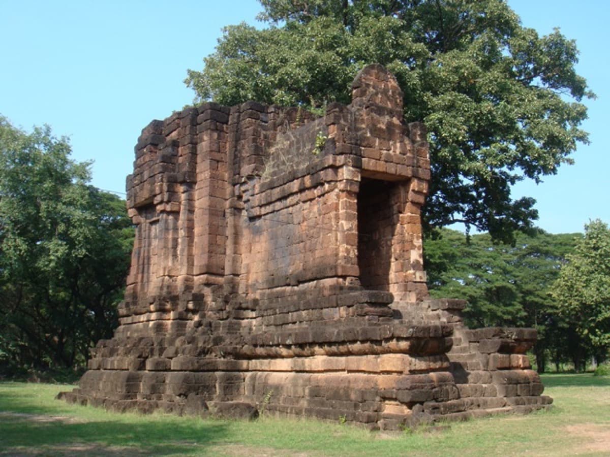 San Ta Pha Daeng: The Oldest Stone