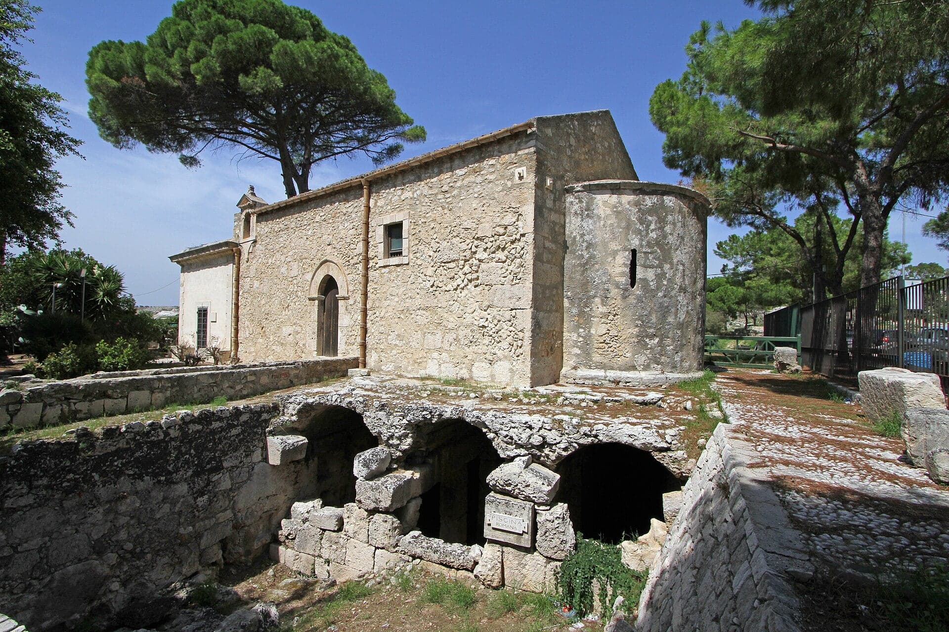 Park Gate and San Nicolò ai Cordari: A Fence Drawn Around the Past