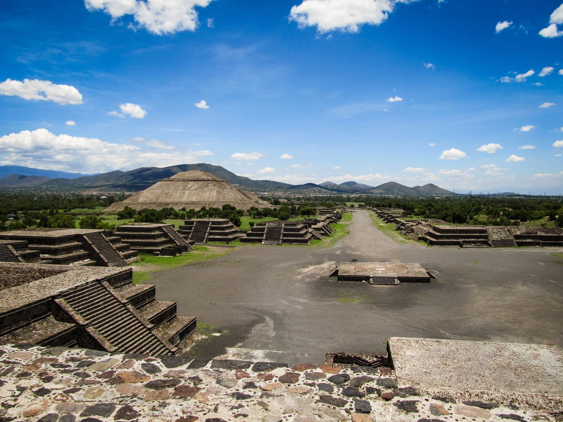 Plaza of the Moon: The Stage of the City