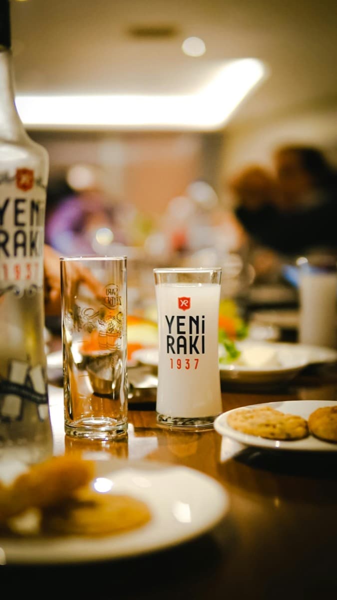 Komiteti — Raki, the Albanian Handshake