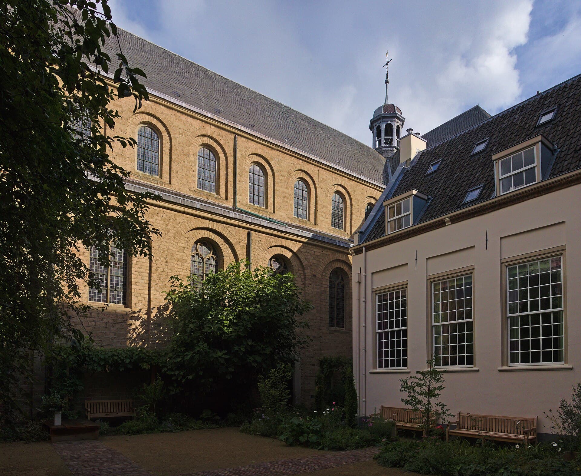 Pieterskerk and the church-cross