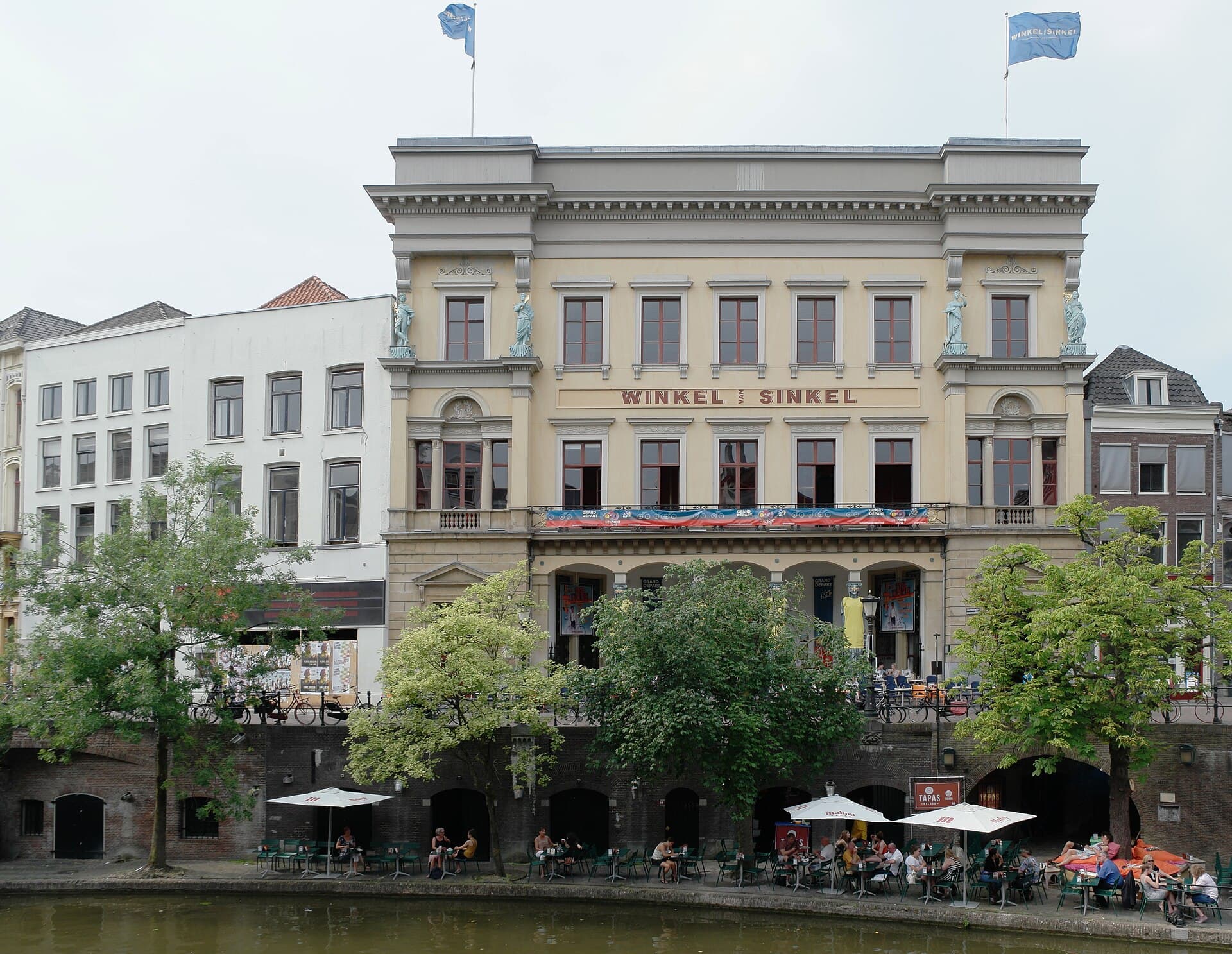 Winkel van Sinkel: the statue that fell in the canal