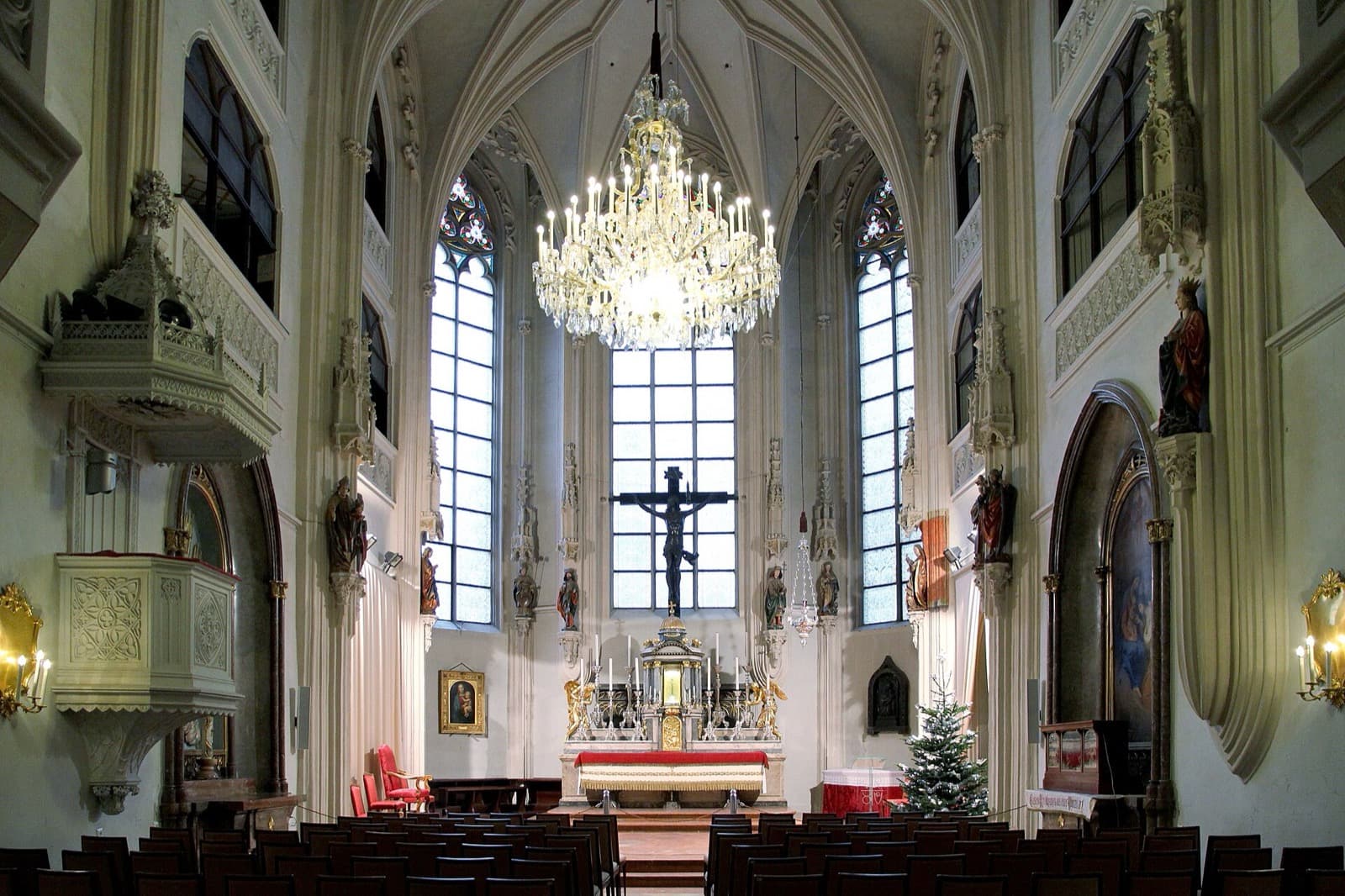 The Imperial Chapel: A Living Tradition Inside the Old Palace