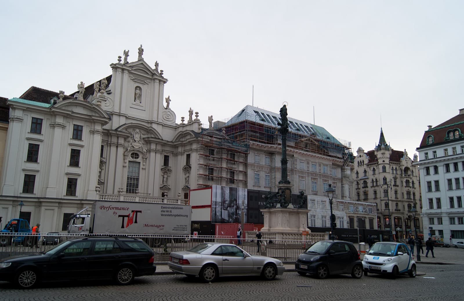 Am Hof: The Court and the Column