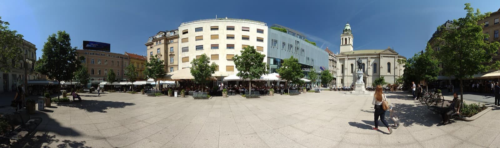 The Flower Square: an everyday corner of the joined city